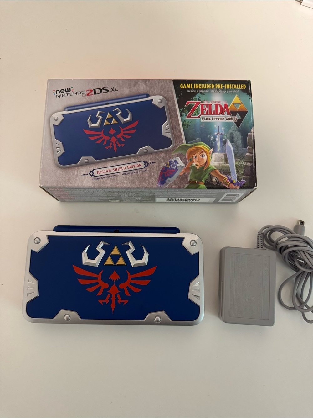 Nintendo 2DS XL - Zelda Hylian Shield edition with box